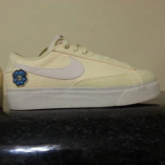 Nike Blazer Platform Shoes Next Nature Women's 9.5 Low Sneakers Yellow VNDS - Picture 2 of 14